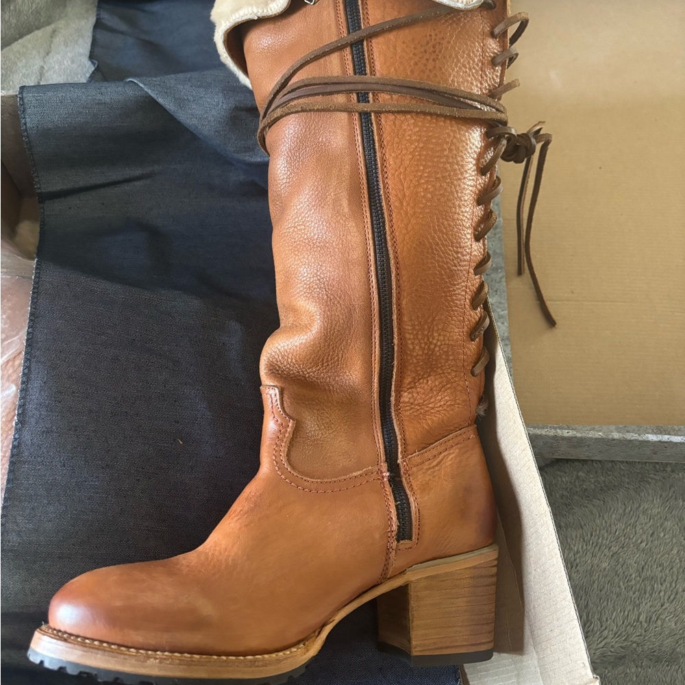 Brand new never worn Iceland boots size 9. So gorgeous!!